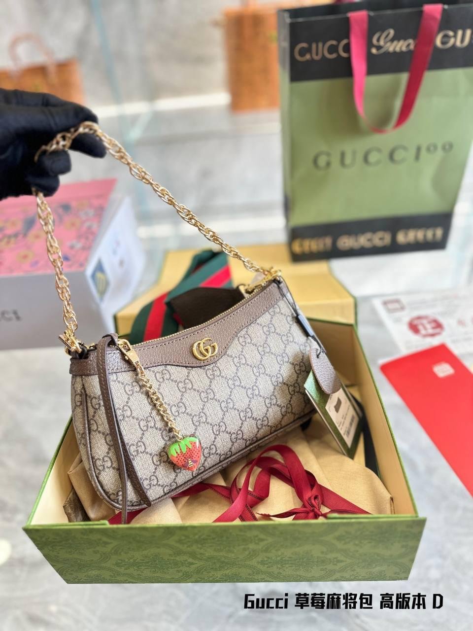 Elegant Gucci Shoulder Bag - Image 2