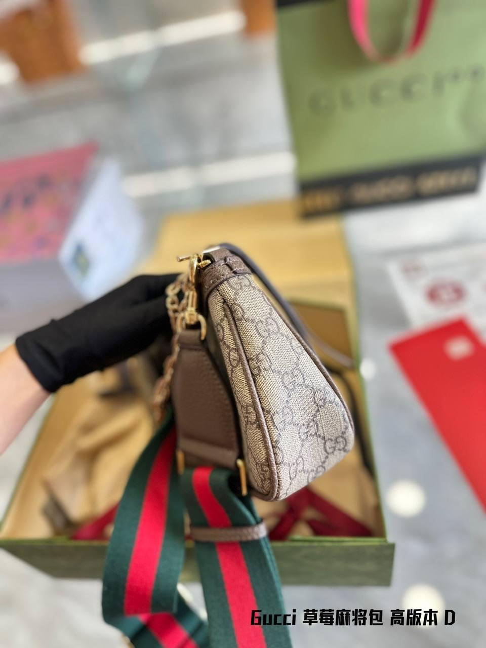 Elegant Gucci Shoulder Bag - Image 5