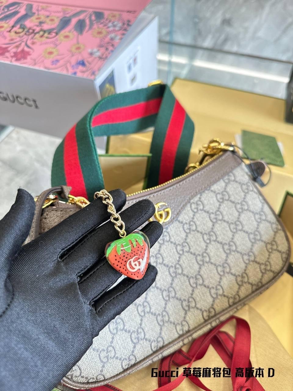 Elegant Gucci Shoulder Bag - Image 3